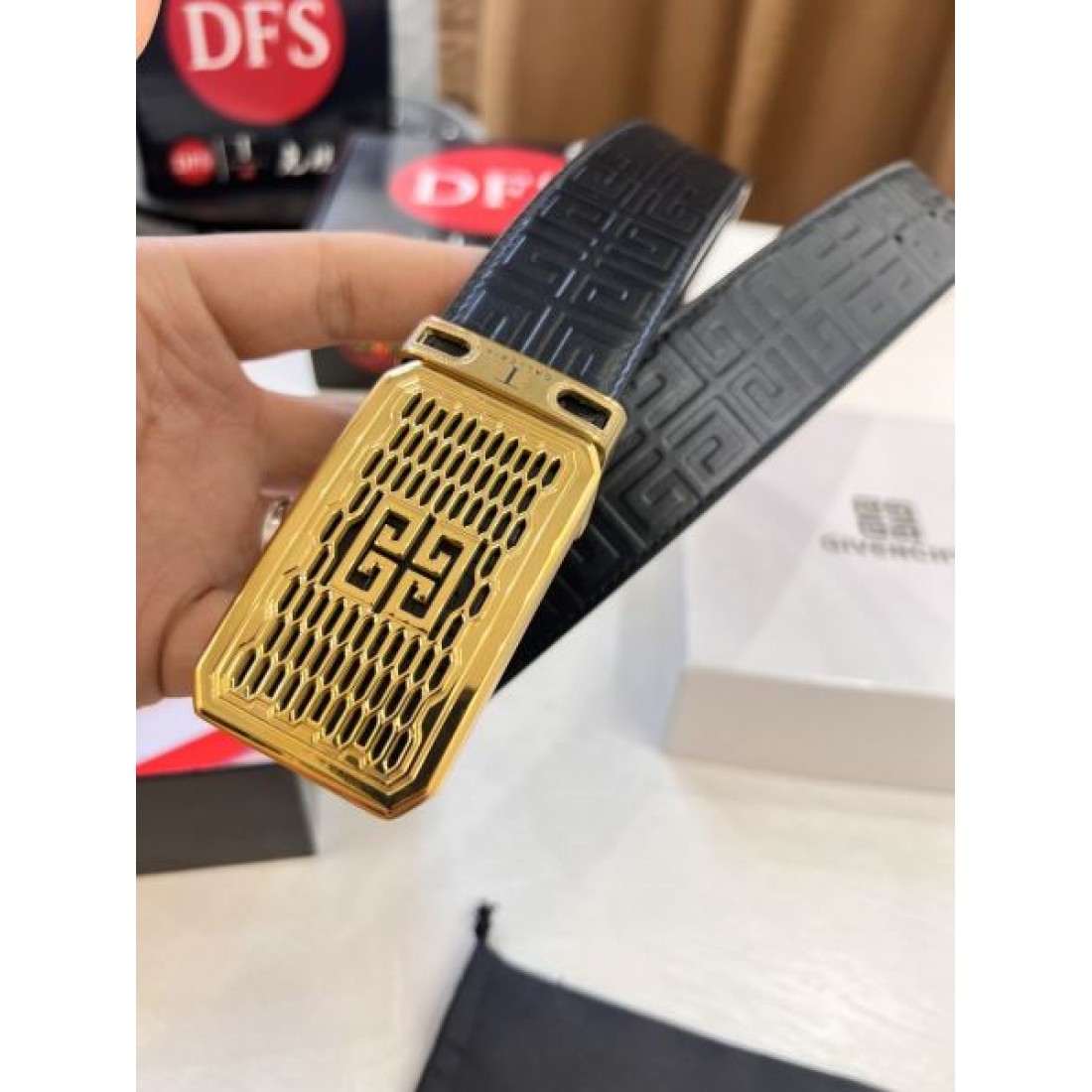 クラシック4G GIVENCHY ジバンシィ コピー ベルト ブラック×ゴールド配色 型押しデザイン コーデ映えする存在感演出