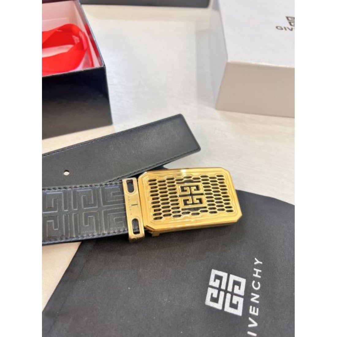 クラシック4G GIVENCHY ジバンシィ コピー ベルト ブラック×ゴールド配色 型押しデザイン コーデ映えする存在感演出