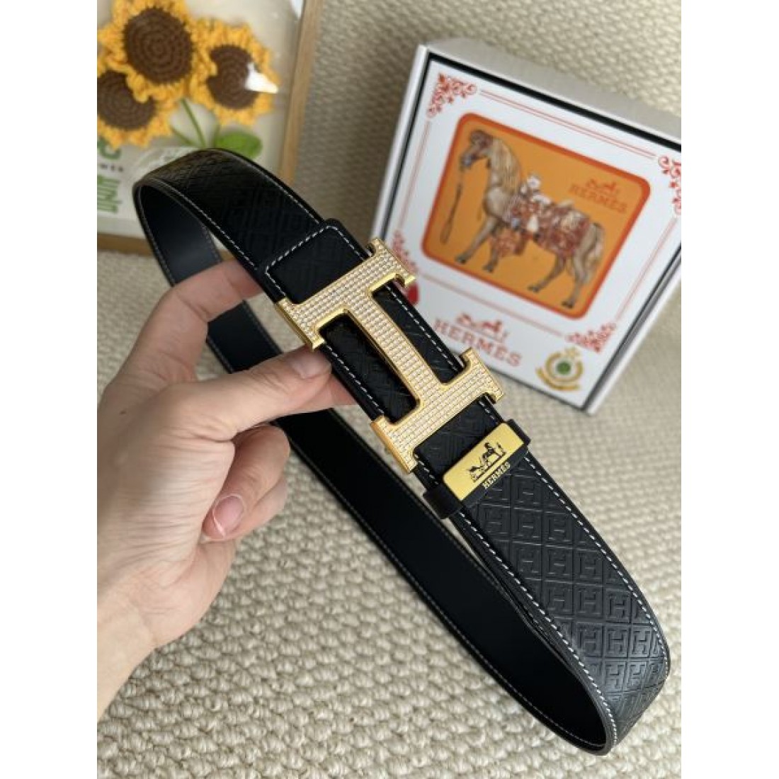 フォルム際立つ Hermes エルメス コピー ベルト ブラックレザー Hバックルデザイン ゴールドメタル金具 ストレートライン 強い存在感