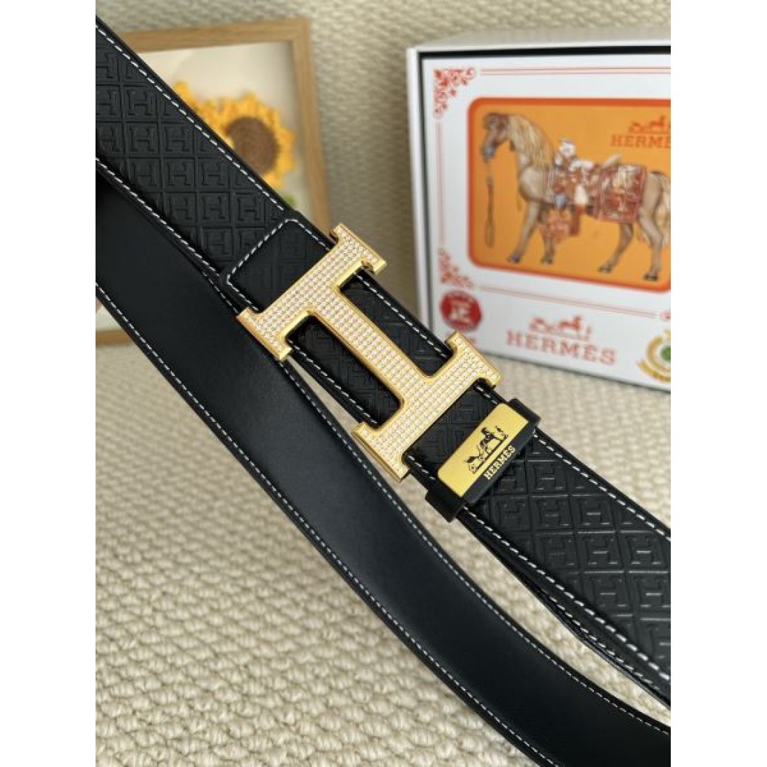 フォルム際立つ Hermes エルメス コピー ベルト ブラックレザー Hバックルデザイン ゴールドメタル金具 ストレートライン 強い存在感