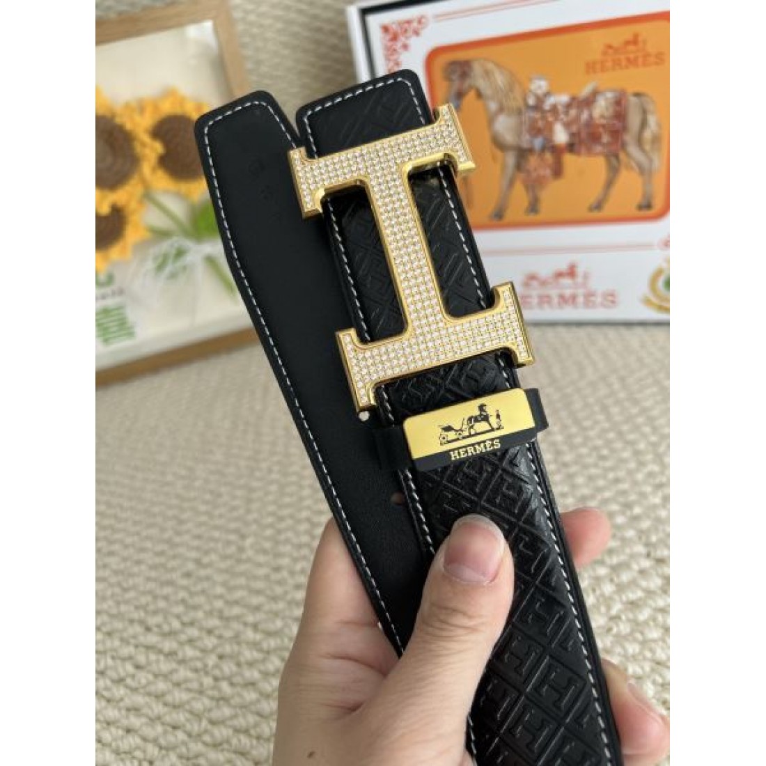 フォルム際立つ Hermes エルメス コピー ベルト ブラックレザー Hバックルデザイン ゴールドメタル金具 ストレートライン 強い存在感