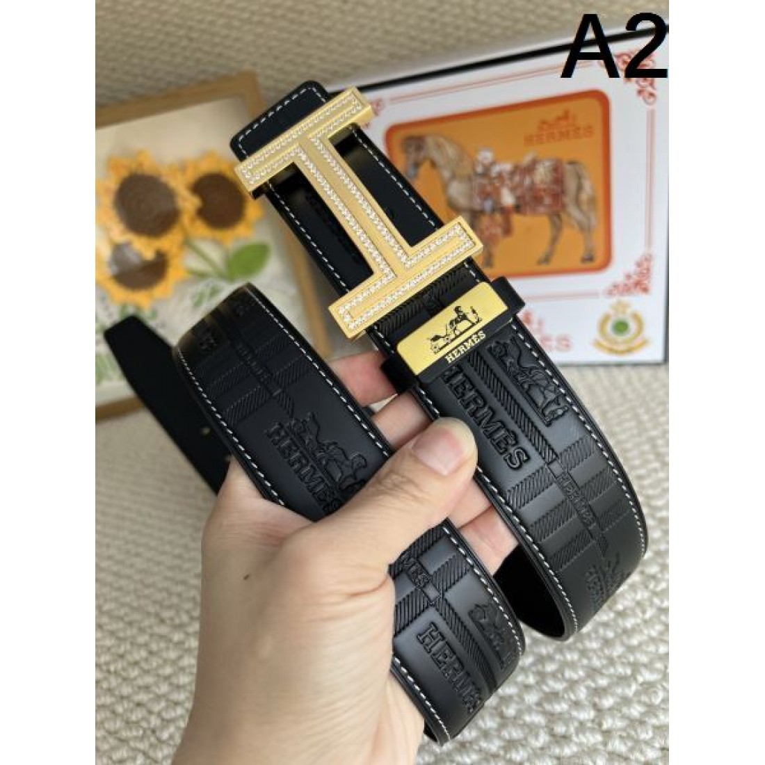 立体ディテール Hermes エルメス コピー ベルト ブラックエンボスレザー Hロゴバックル シルバートーン金具 高密度仕上げ コーデのアクセント