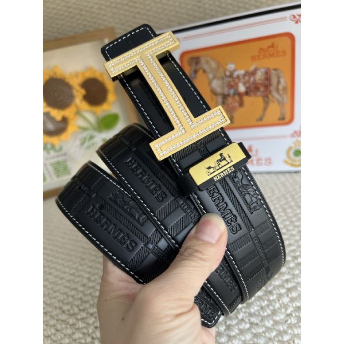 立体ディテール Hermes エルメス コピー ベルト ブラックエンボスレザー Hロゴバックル シルバートーン金具 高密度仕上げ コーデのアクセント