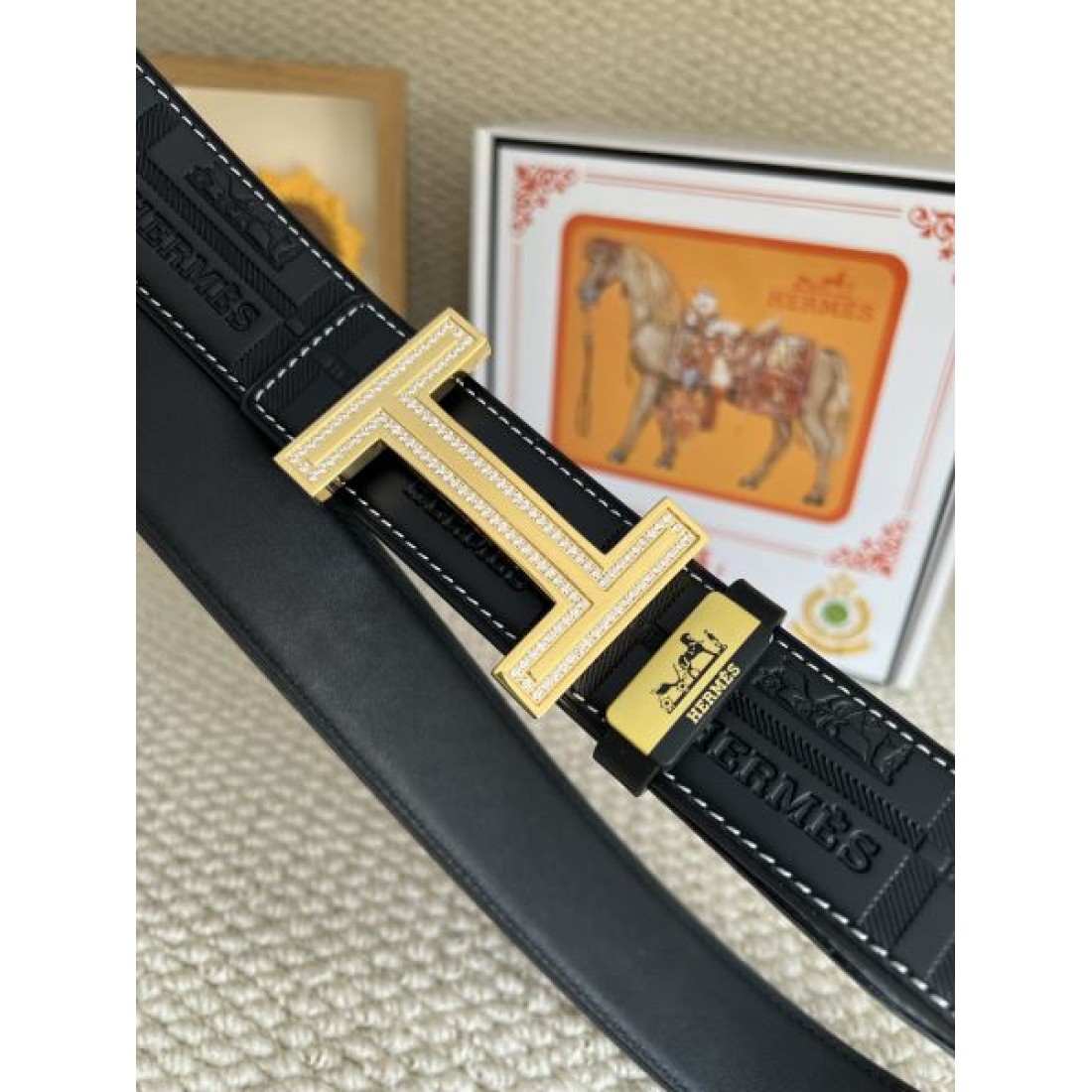 立体ディテール Hermes エルメス コピー ベルト ブラックエンボスレザー Hロゴバックル シルバートーン金具 高密度仕上げ コーデのアクセント