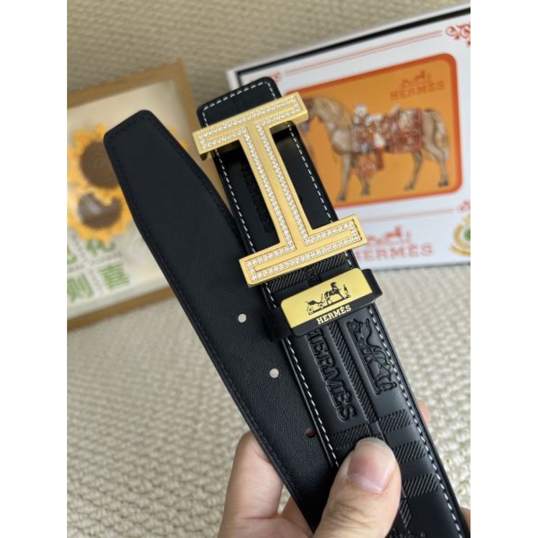 立体ディテール Hermes エルメス コピー ベルト ブラックエンボスレザー Hロゴバックル シルバートーン金具 高密度仕上げ コーデのアクセント