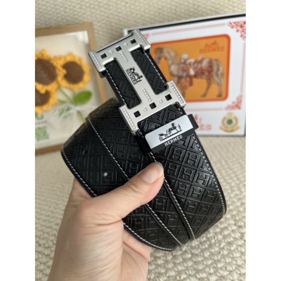 重厚ストラップ Hermes エルメス コピー ベルト ブラック型押しレザー H字バックル メタルプレート仕様 安定感ある着用感 ビジネス対応