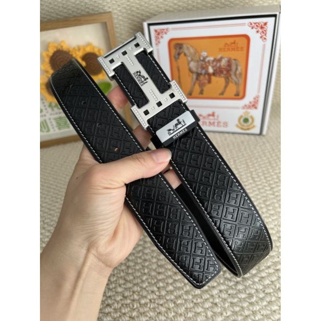 重厚ストラップ Hermes エルメス コピー ベルト ブラック型押しレザー H字バックル メタルプレート仕様 安定感ある着用感 ビジネス対応