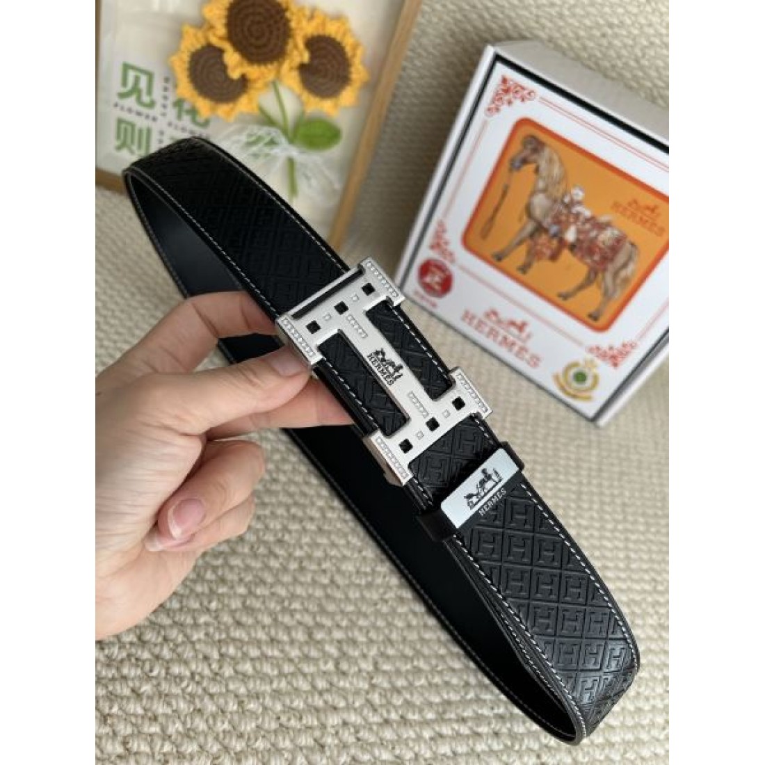 重厚ストラップ Hermes エルメス コピー ベルト ブラック型押しレザー H字バックル メタルプレート仕様 安定感ある着用感 ビジネス対応