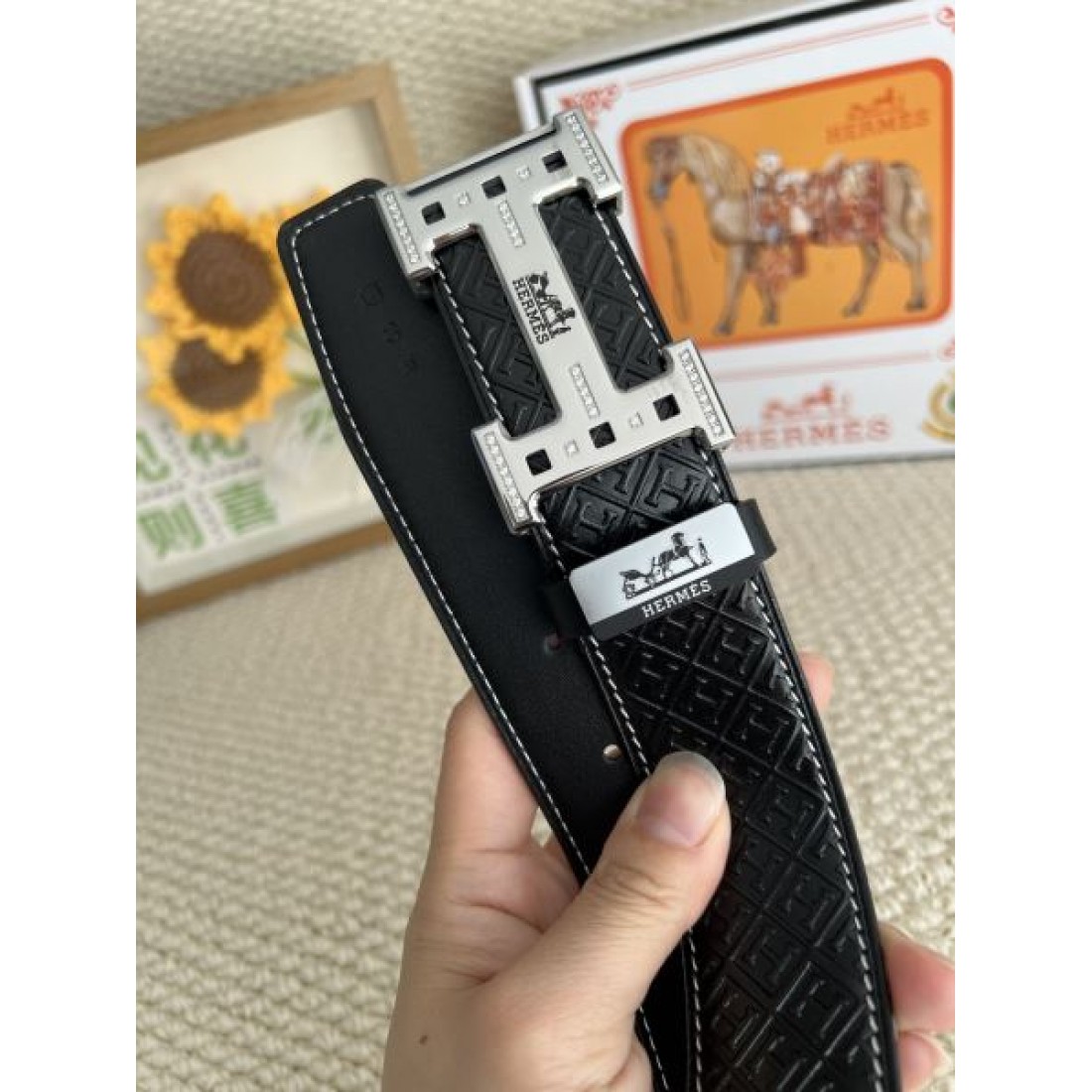 重厚ストラップ Hermes エルメス コピー ベルト ブラック型押しレザー H字バックル メタルプレート仕様 安定感ある着用感 ビジネス対応