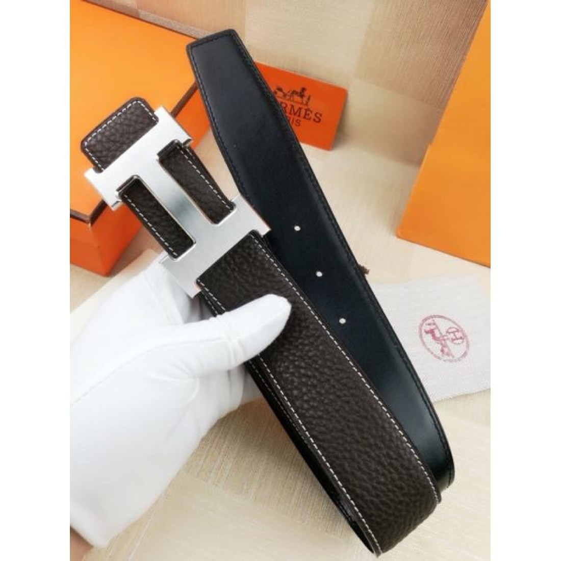 バックル主役 Hermes エルメス コピー ベルト ブラックトゴ調レザー ゴールドH金具 シボ感レザー 厚みあるストラップ 高級感際立つ