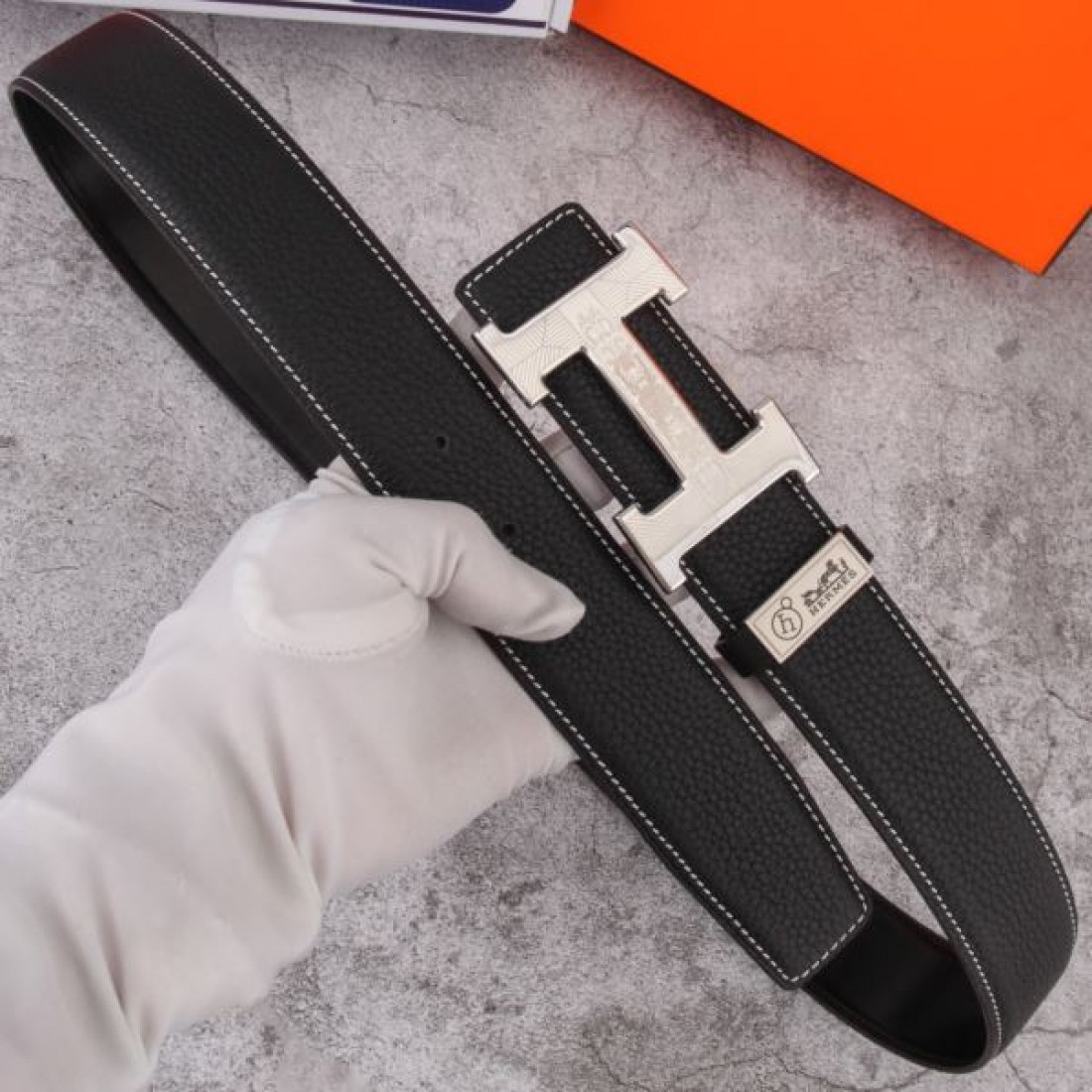 メタル構造強調 Hermes エルメス コピー ベルト ブラックグレインレザー シルバーHバックル マット仕上げ エッジ効いた輪郭 メンズ仕様