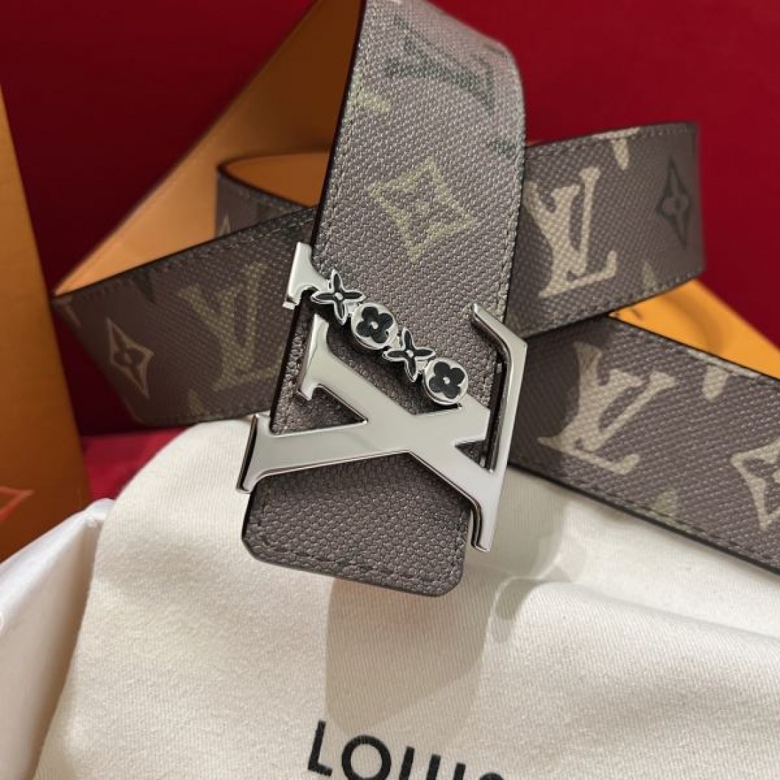 カジュアル 高級感 Louis Vuitton ルイヴィトン コピー ベルト モノグラムグレーキャンバス ブラックレザー裏地 シルバーバックル アイコニックデザイン 調整可能