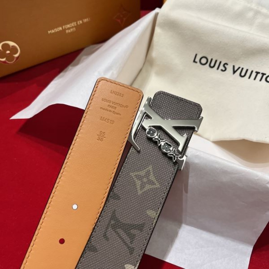 カジュアル 高級感 Louis Vuitton ルイヴィトン コピー ベルト モノグラムグレーキャンバス ブラックレザー裏地 シルバーバックル アイコニックデザイン 調整可能