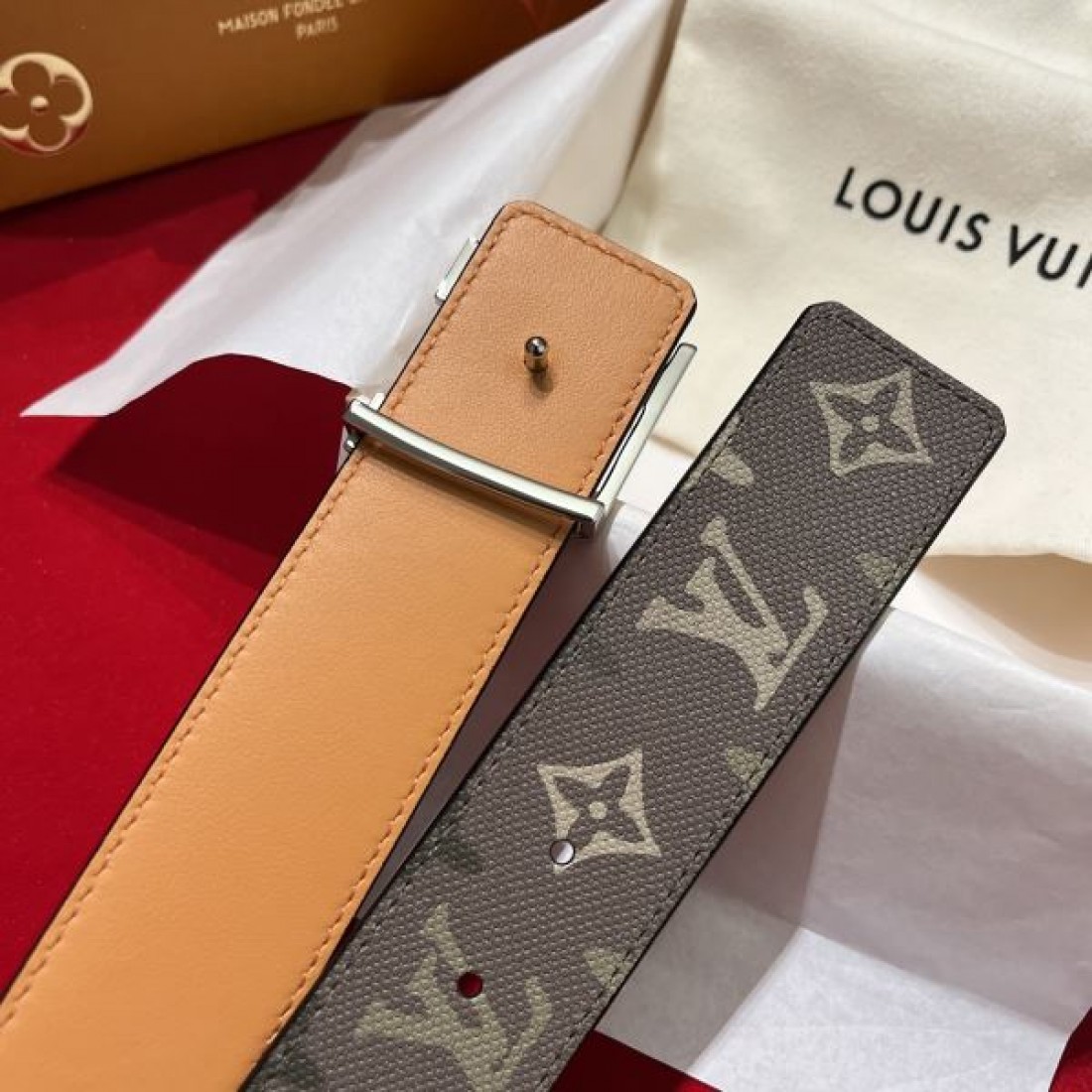 カジュアル 高級感 Louis Vuitton ルイヴィトン コピー ベルト モノグラムグレーキャンバス ブラックレザー裏地 シルバーバックル アイコニックデザイン 調整可能