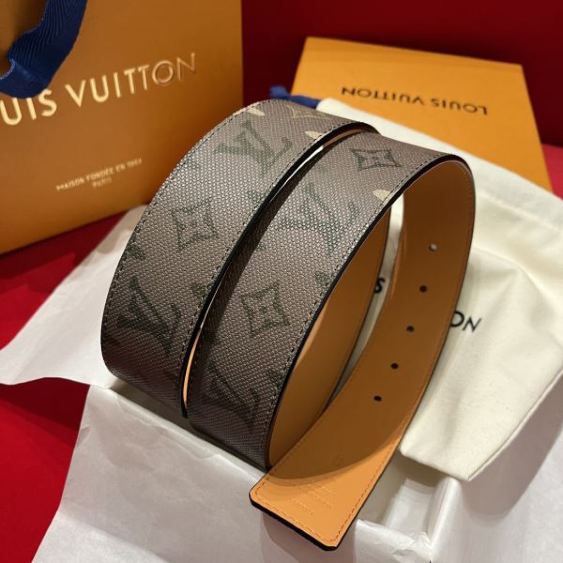 カジュアル 高級感 Louis Vuitton ルイヴィトン コピー ベルト モノグラムグレーキャンバス ブラックレザー裏地 シルバーバックル アイコニックデザイン 調整可能