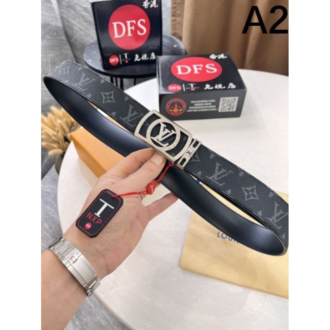 個性 Louis Vuitton ルイヴィトン コピー ベルト モノグラムキャンバス グレー×ブラック配色 ロゴバックル 存在感あるデザイン デイリーコーデ