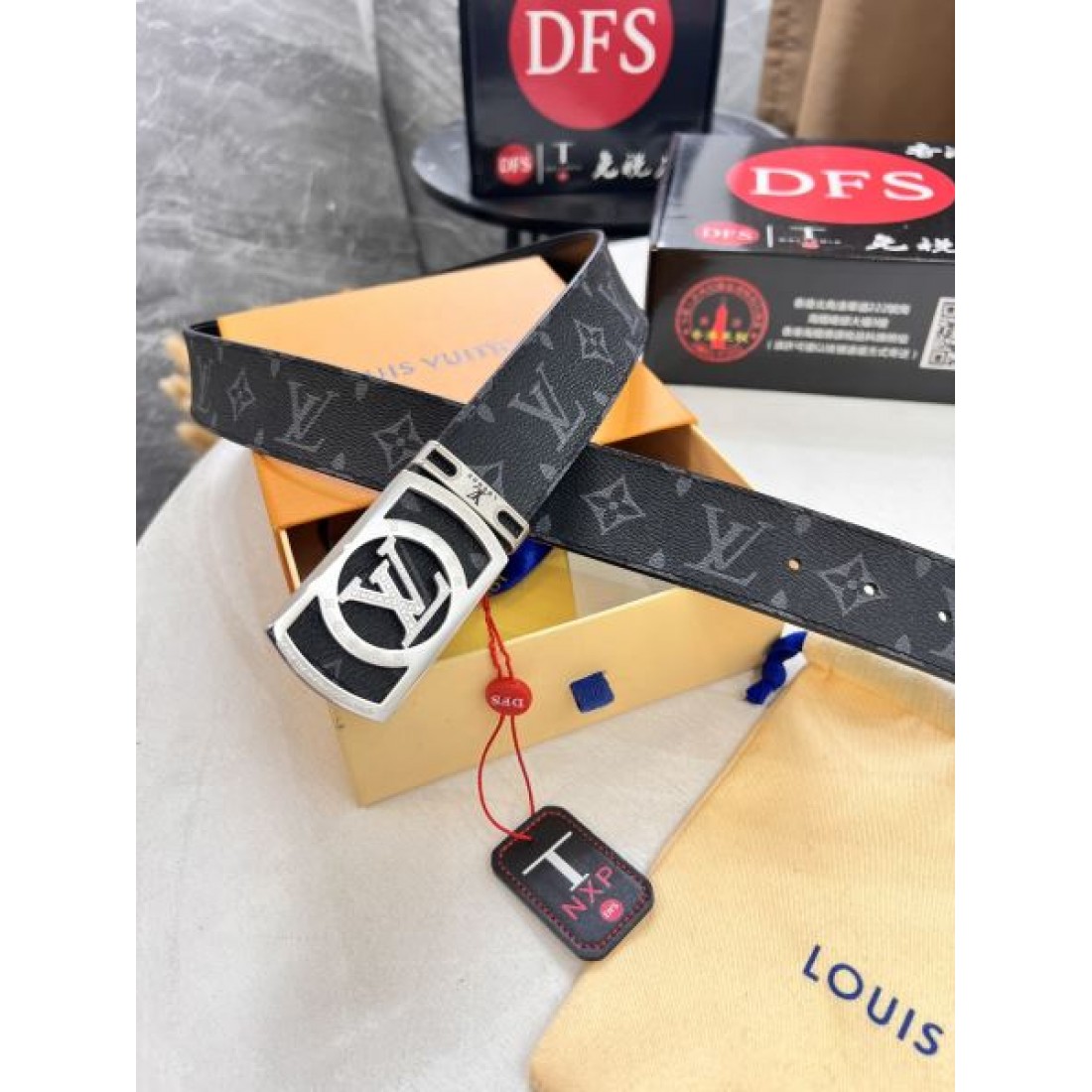 個性 Louis Vuitton ルイヴィトン コピー ベルト モノグラムキャンバス グレー×ブラック配色 ロゴバックル 存在感あるデザイン デイリーコーデ