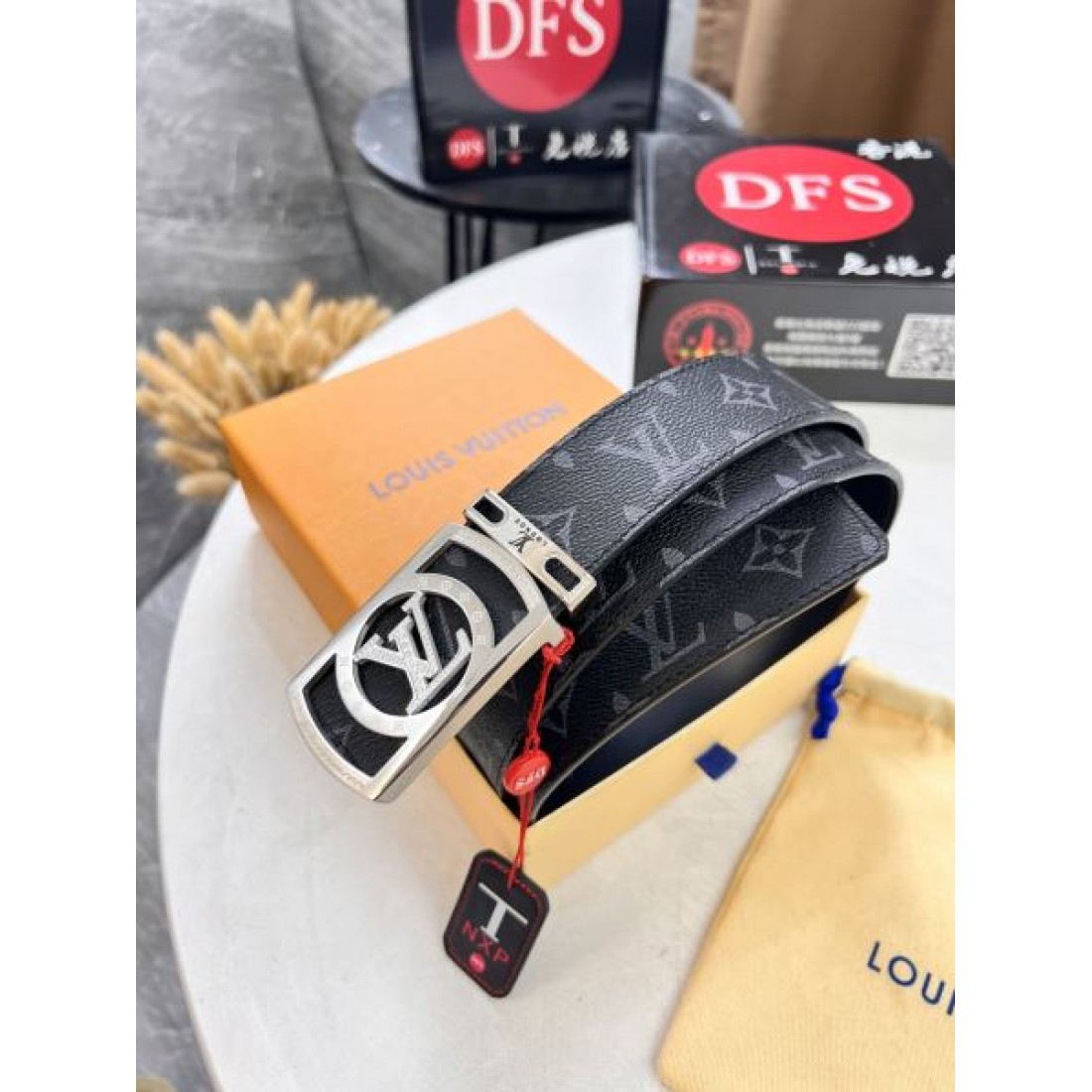 個性 Louis Vuitton ルイヴィトン コピー ベルト モノグラムキャンバス グレー×ブラック配色 ロゴバックル 存在感あるデザイン デイリーコーデ