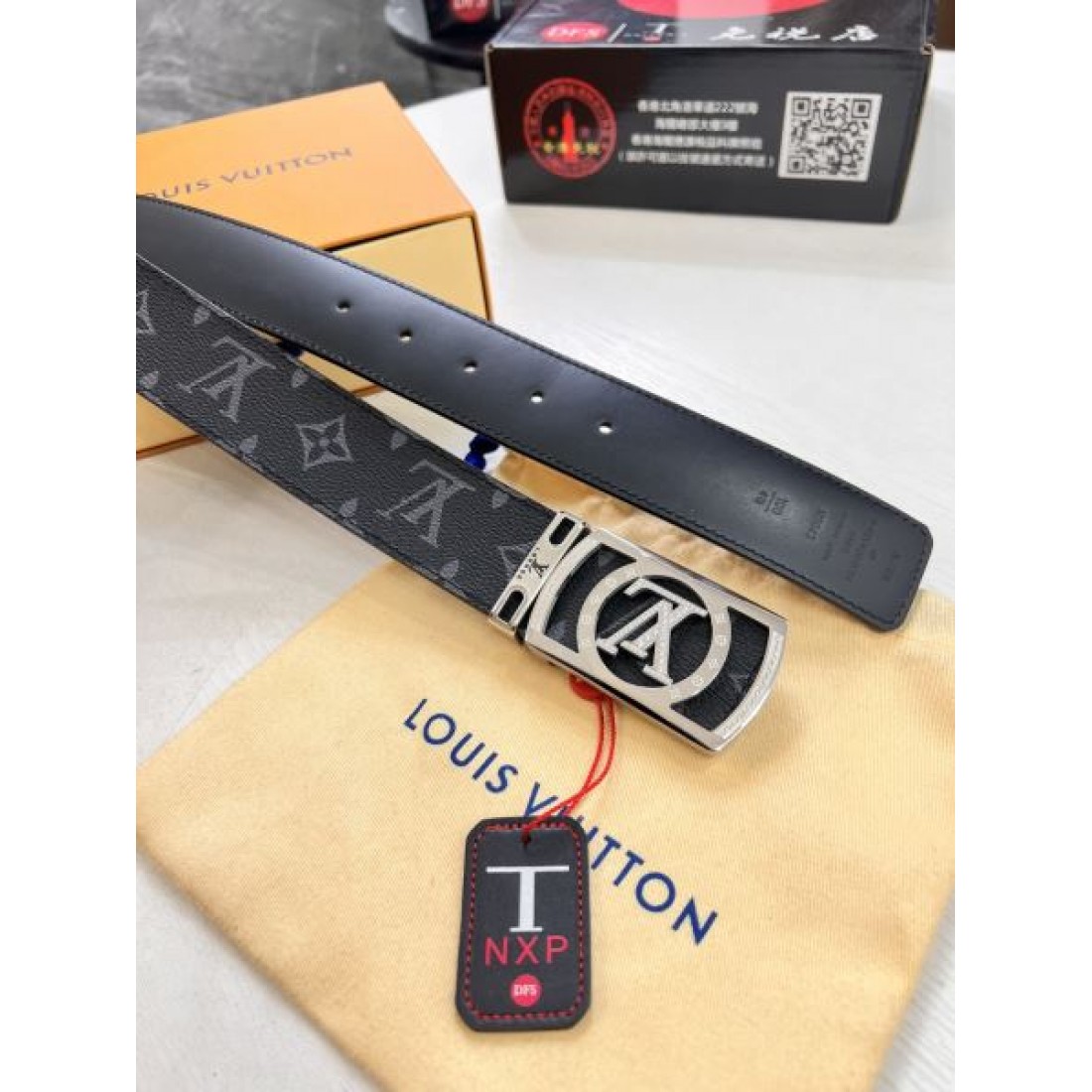 個性 Louis Vuitton ルイヴィトン コピー ベルト モノグラムキャンバス グレー×ブラック配色 ロゴバックル 存在感あるデザイン デイリーコーデ