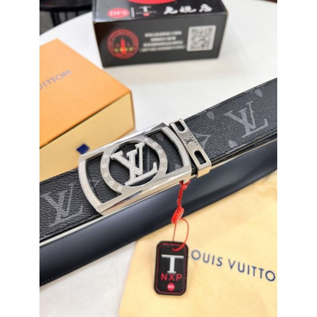 個性 Louis Vuitton ルイヴィトン コピー ベルト モノグラムキャンバス グレー×ブラック配色 ロゴバックル 存在感あるデザイン デイリーコーデ