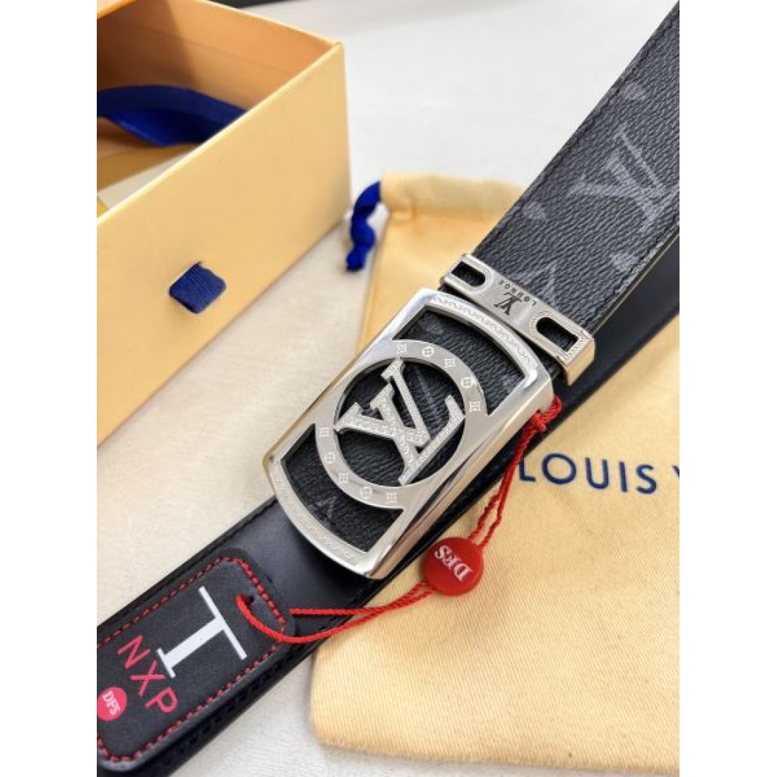 個性 Louis Vuitton ルイヴィトン コピー ベルト モノグラムキャンバス グレー×ブラック配色 ロゴバックル 存在感あるデザイン デイリーコーデ