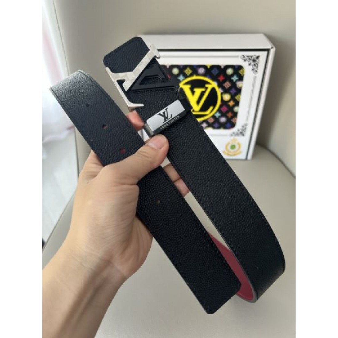 シンプル 上品 Louis Vuitton ルイヴィトン コピー ベルト グレーモノグラム ブラックレザーコンビ メタルロゴバックル フィット感良好 ビジネスカジュアル対応