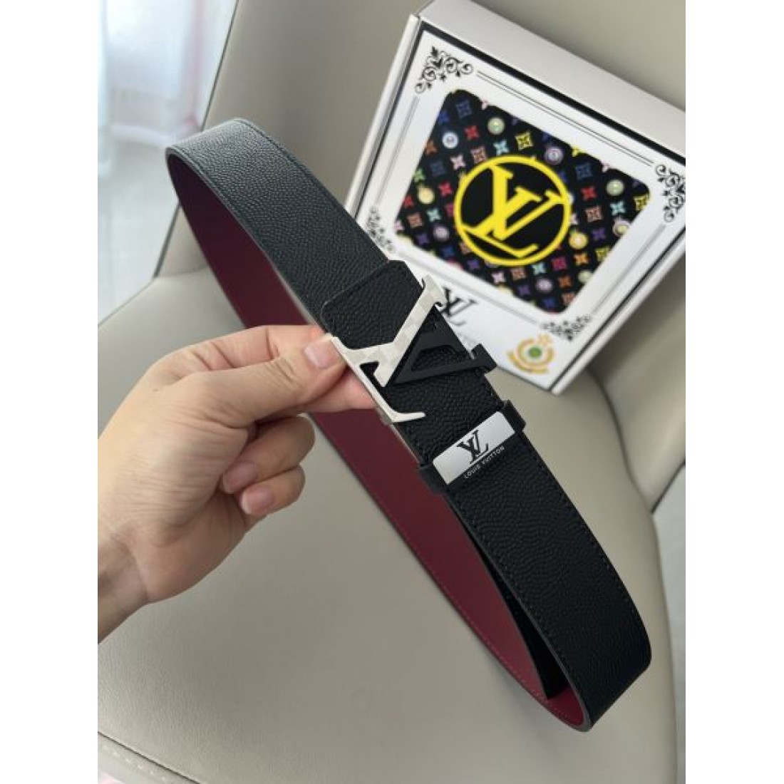 シンプル 上品 Louis Vuitton ルイヴィトン コピー ベルト グレーモノグラム ブラックレザーコンビ メタルロゴバックル フィット感良好 ビジネスカジュアル対応