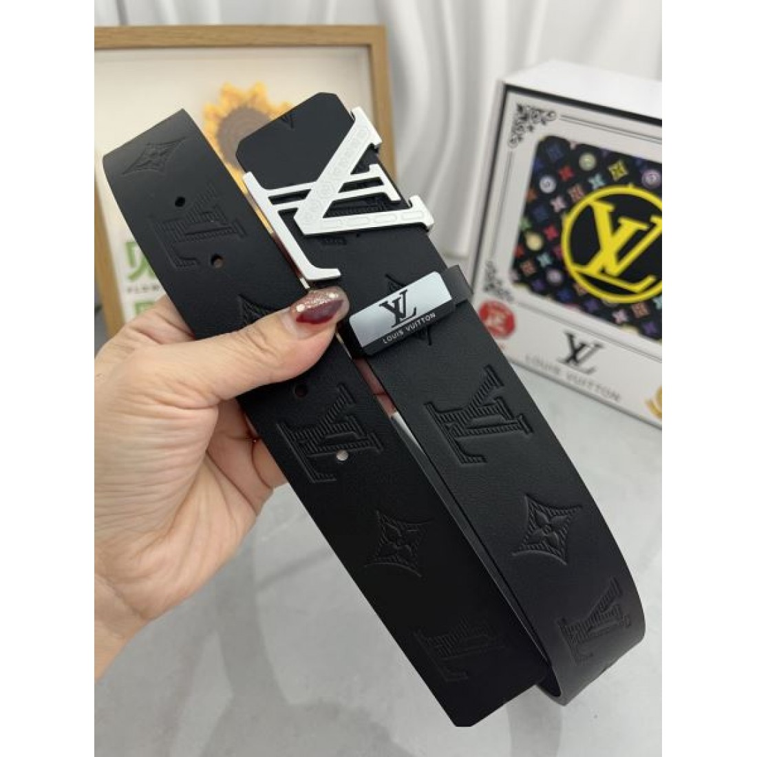 Louis Vuitton ルイヴィトン コピー ベルト ブラックエンボスレザー モノグラム型押し ゴールドLVバックル 存在感あるデザイン メンズ定番