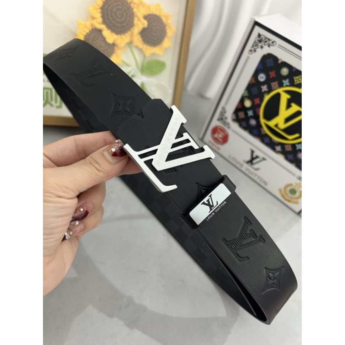 Louis Vuitton ルイヴィトン コピー ベルト ブラックエンボスレザー モノグラム型押し ゴールドLVバックル 存在感あるデザイン メンズ定番