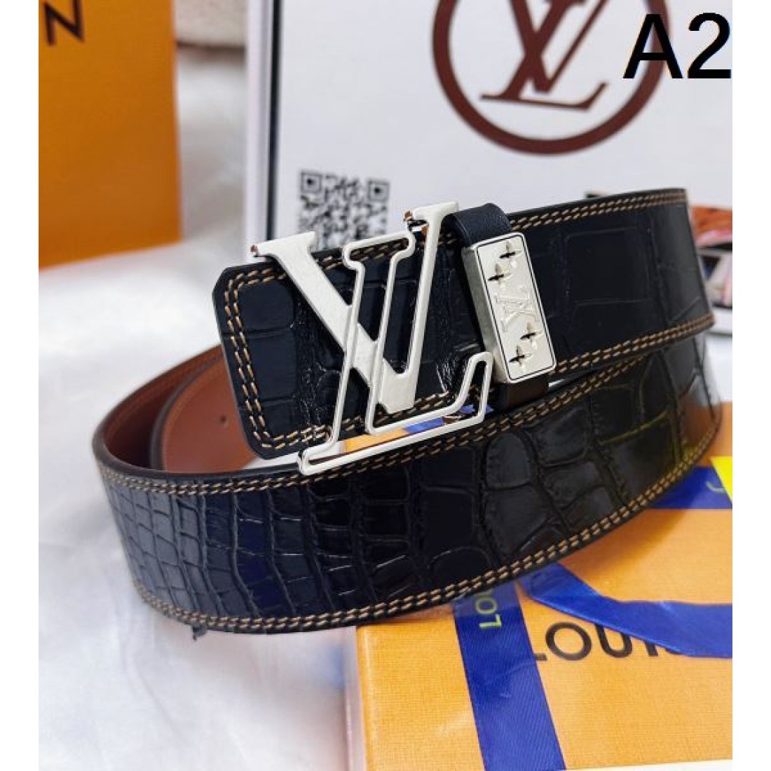 シンプル 洗練 Louis Vuitton ルイヴィトン コピー ベルト ブラックレザー モノグラムエンボス シルバーLVバックル クリーンデザイン ビジネススタイル