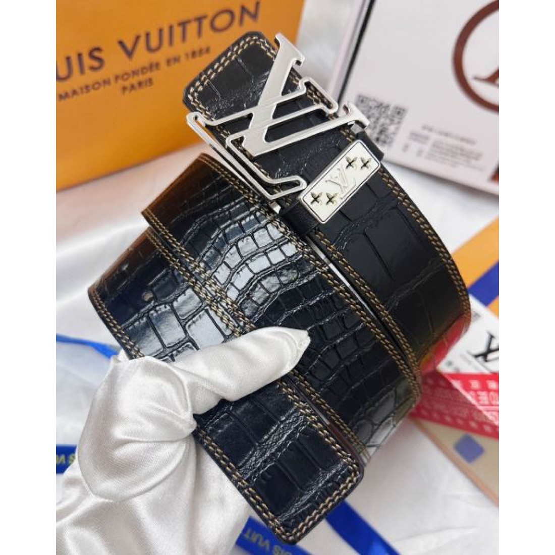 シンプル 洗練 Louis Vuitton ルイヴィトン コピー ベルト ブラックレザー モノグラムエンボス シルバーLVバックル クリーンデザイン ビジネススタイル