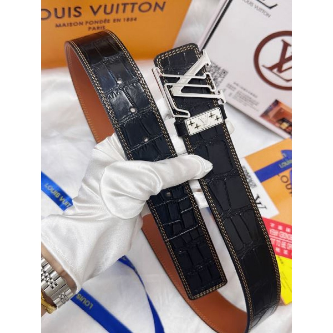 シンプル 洗練 Louis Vuitton ルイヴィトン コピー ベルト ブラックレザー モノグラムエンボス シルバーLVバックル クリーンデザイン ビジネススタイル