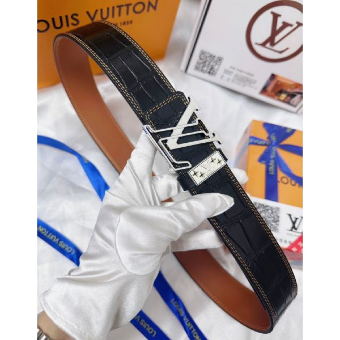 シンプル 洗練 Louis Vuitton ルイヴィトン コピー ベルト ブラックレザー モノグラムエンボス シルバーLVバックル クリーンデザイン ビジネススタイル