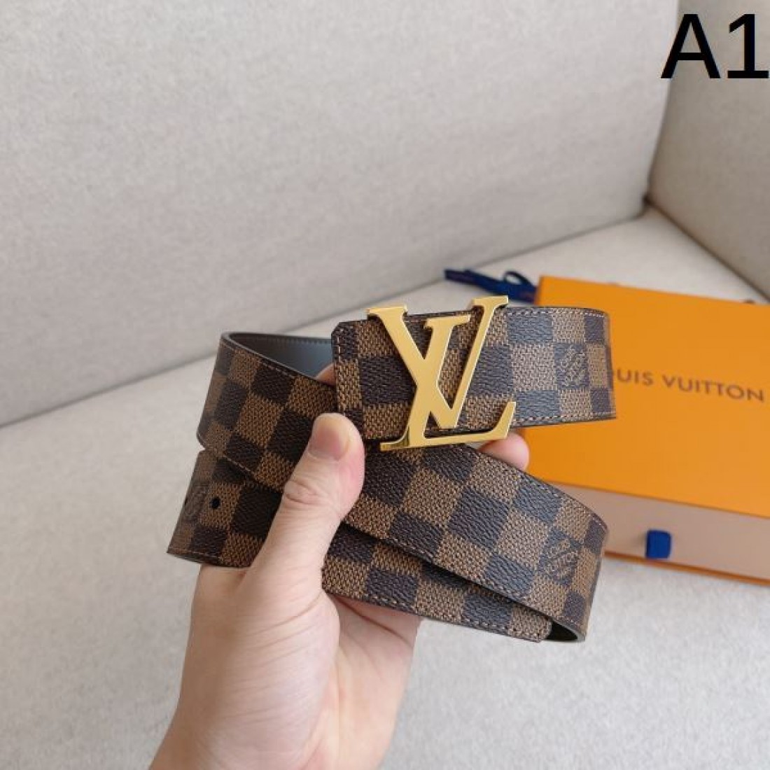 タフ 存在感 Louis Vuitton ルイヴィトン コピー ベルト ブラックチェック型押しレザー シルバーバックル 厚みある仕様 ストリート映えデザイン