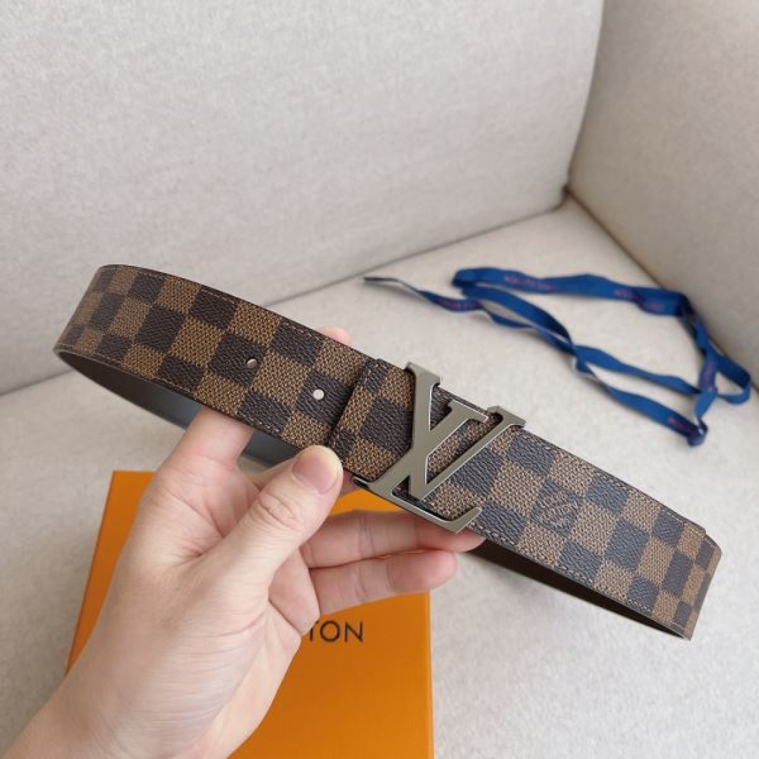 タフ 存在感 Louis Vuitton ルイヴィトン コピー ベルト ブラックチェック型押しレザー シルバーバックル 厚みある仕様 ストリート映えデザイン