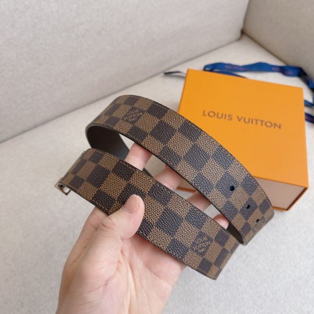 タフ 存在感 Louis Vuitton ルイヴィトン コピー ベルト ブラックチェック型押しレザー シルバーバックル 厚みある仕様 ストリート映えデザイン