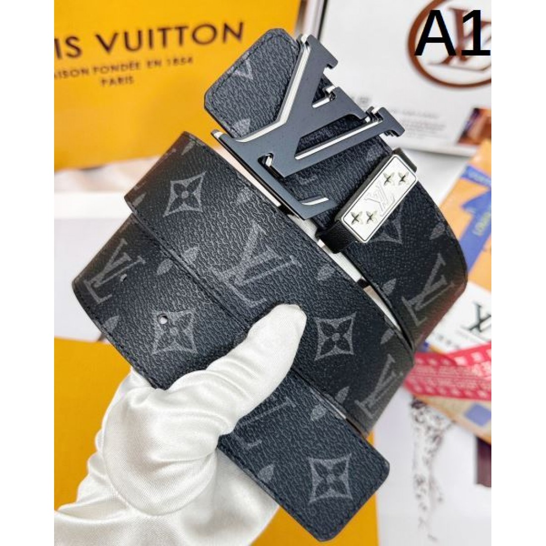 立体感 精巧 Louis Vuitton ルイヴィトン コピー ベルト ブラックモノグラムレザー メタルLVバックル 彫り込みディテール 高密度仕上げ 上質な雰囲気