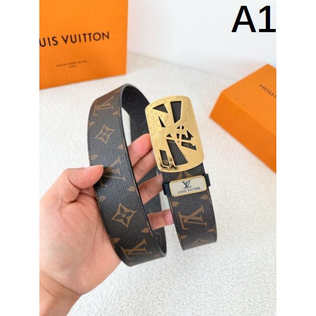 直線美 強調 Louis Vuitton ルイヴィトン コピー ベルト ブラックモノグラムレザー ダークグレー調型押し ゴールドカットバックル シャープな輪郭 高級感演出