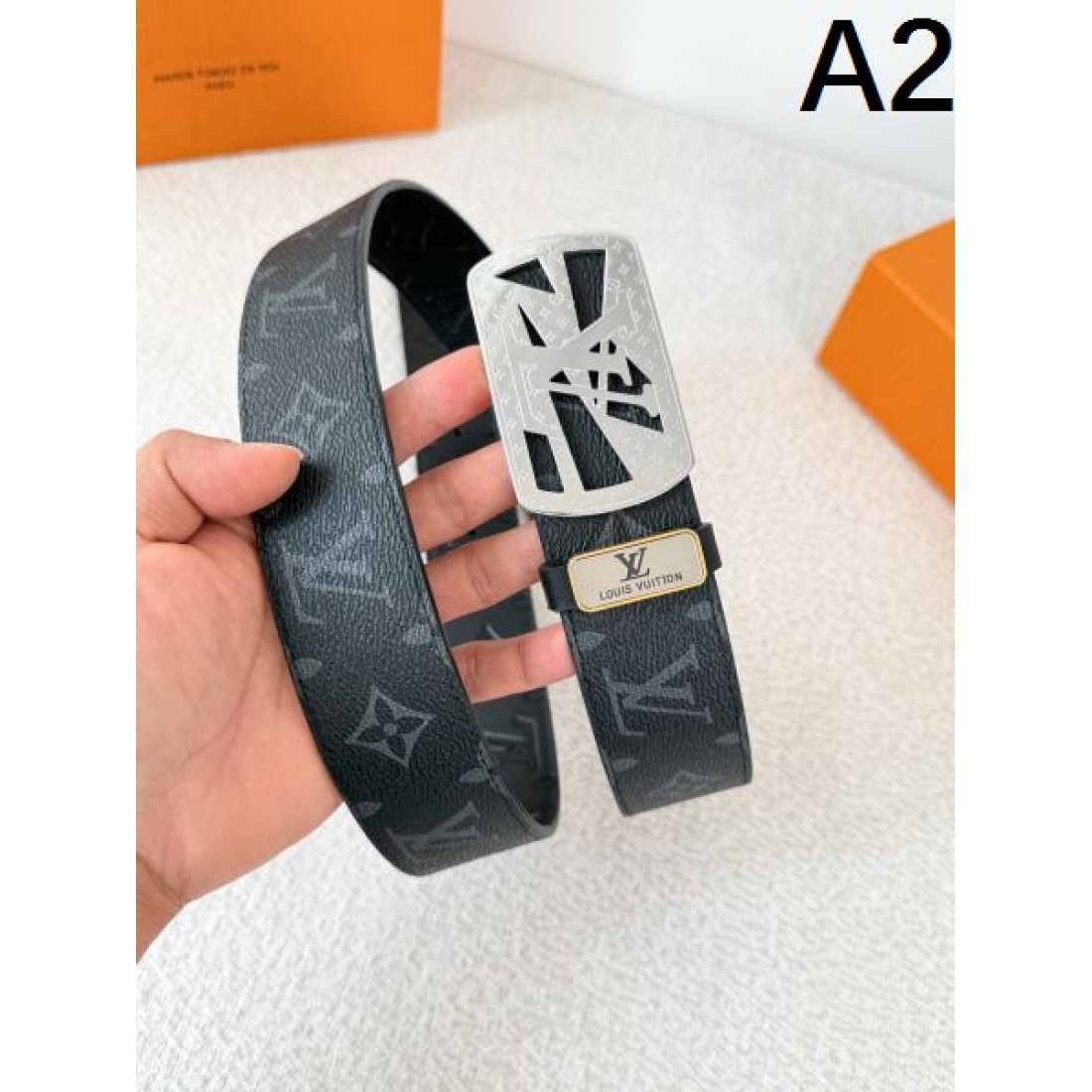 直線美 強調 Louis Vuitton ルイヴィトン コピー ベルト ブラックモノグラムレザー ダークグレー調型押し ゴールドカットバックル シャープな輪郭 高級感演出