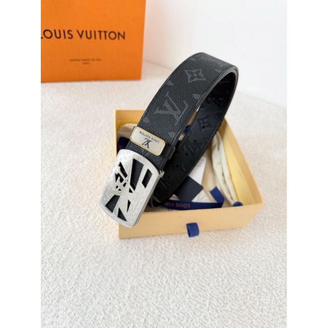 直線美 強調 Louis Vuitton ルイヴィトン コピー ベルト ブラックモノグラムレザー ダークグレー調型押し ゴールドカットバックル シャープな輪郭 高級感演出