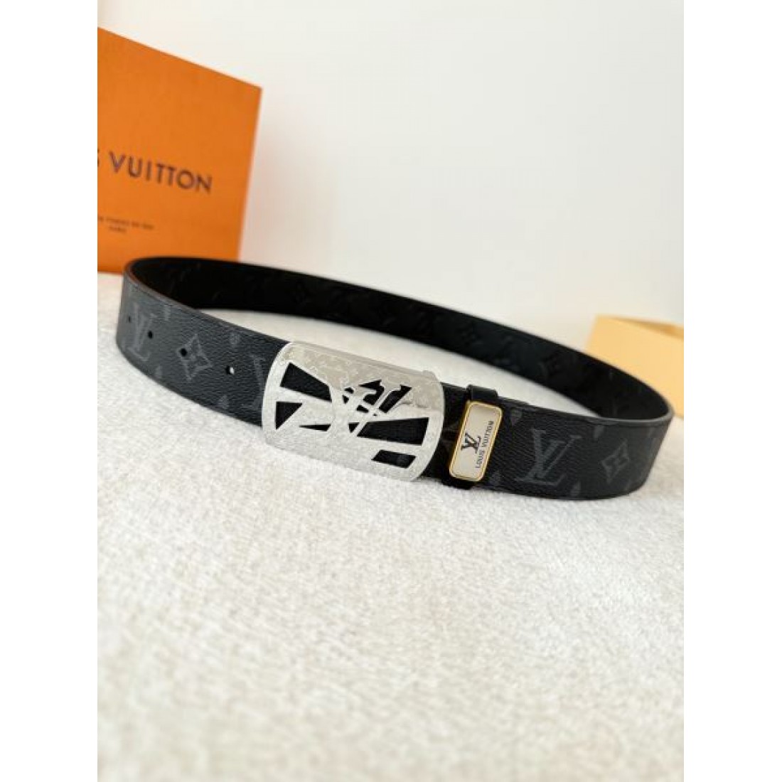 直線美 強調 Louis Vuitton ルイヴィトン コピー ベルト ブラックモノグラムレザー ダークグレー調型押し ゴールドカットバックル シャープな輪郭 高級感演出