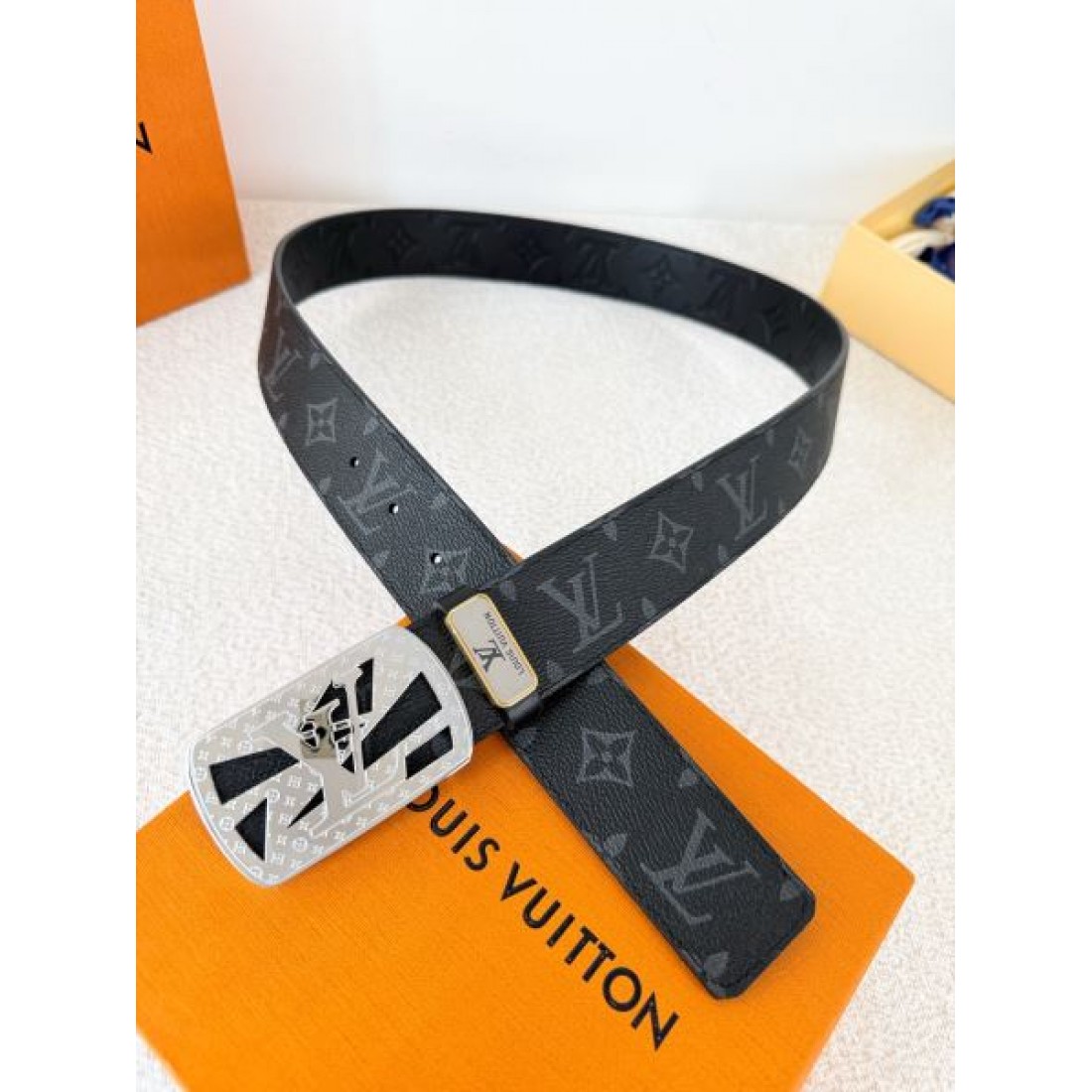 直線美 強調 Louis Vuitton ルイヴィトン コピー ベルト ブラックモノグラムレザー ダークグレー調型押し ゴールドカットバックル シャープな輪郭 高級感演出