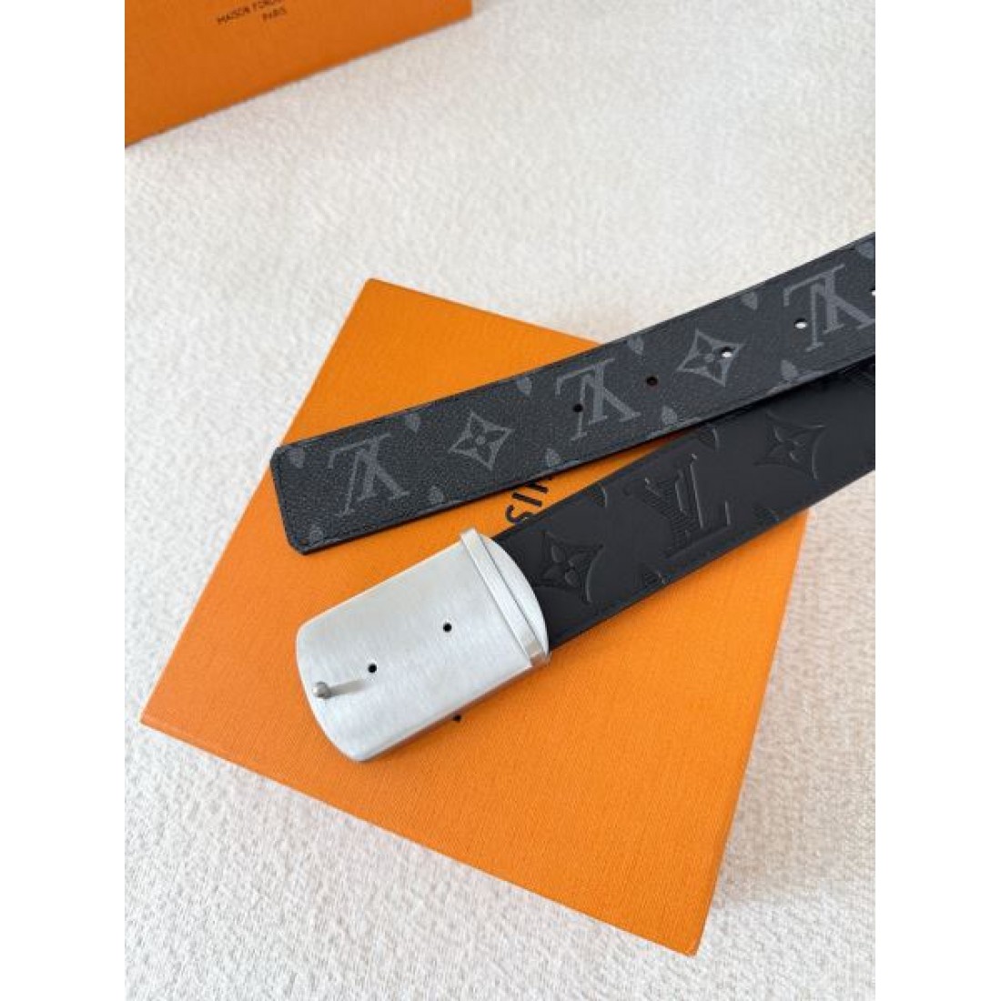 直線美 強調 Louis Vuitton ルイヴィトン コピー ベルト ブラックモノグラムレザー ダークグレー調型押し ゴールドカットバックル シャープな輪郭 高級感演出