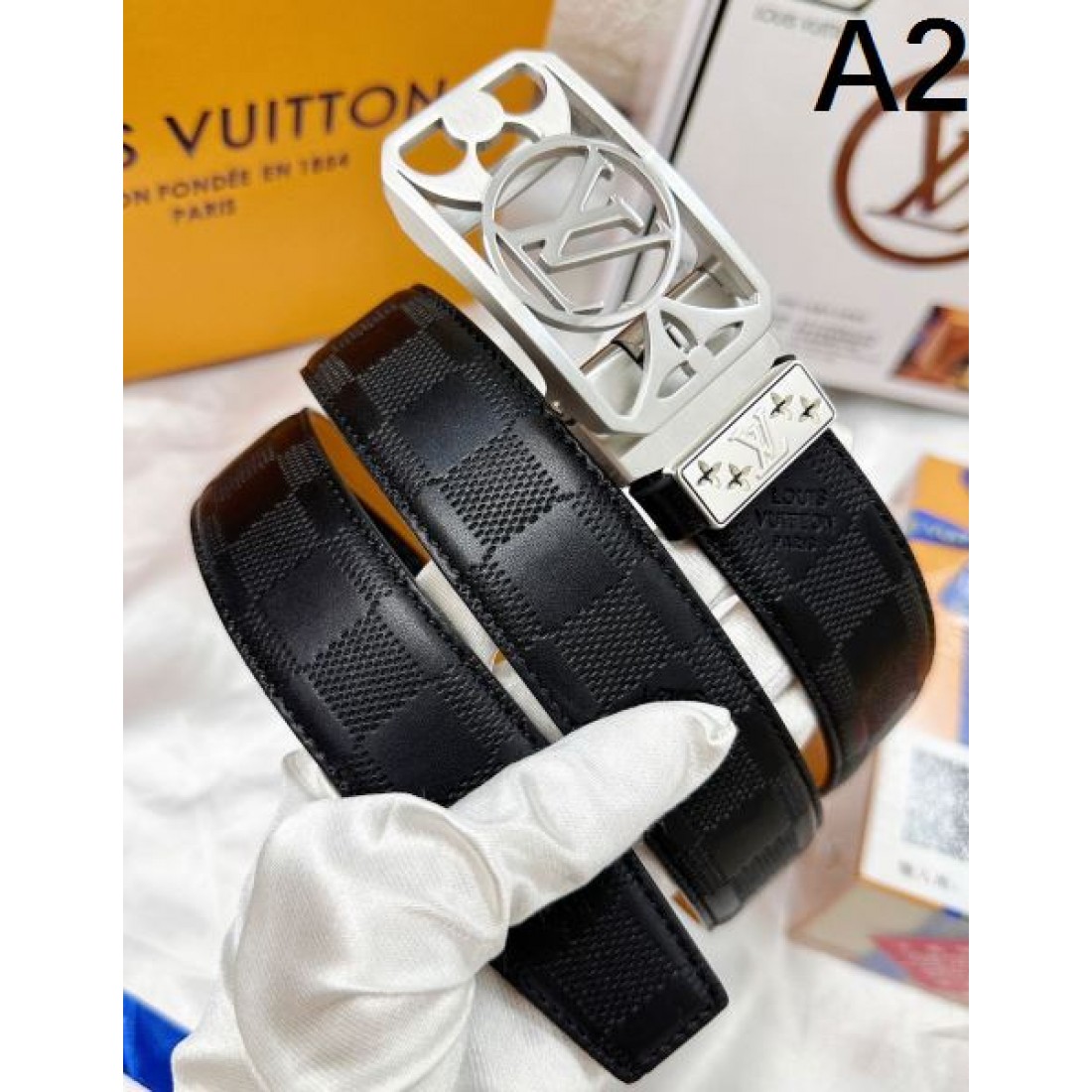 ミニマル 構造美 Louis Vuitton ルイヴィトン コピー ベルト ブラックレザー モノグラム刻印 フラット仕上げ メタルロックバックル バランス感あるデザイン