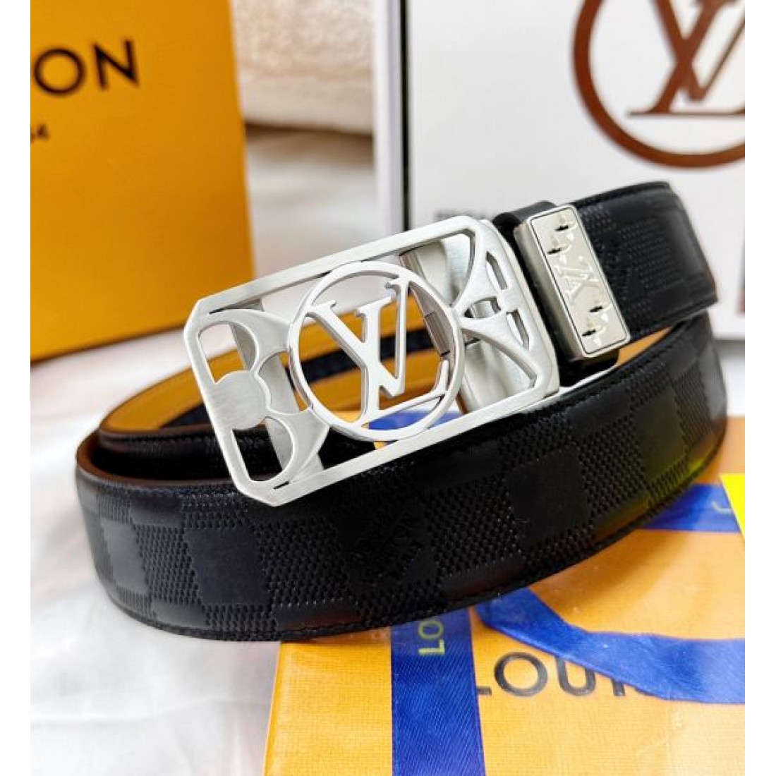 ミニマル 構造美 Louis Vuitton ルイヴィトン コピー ベルト ブラックレザー モノグラム刻印 フラット仕上げ メタルロックバックル バランス感あるデザイン