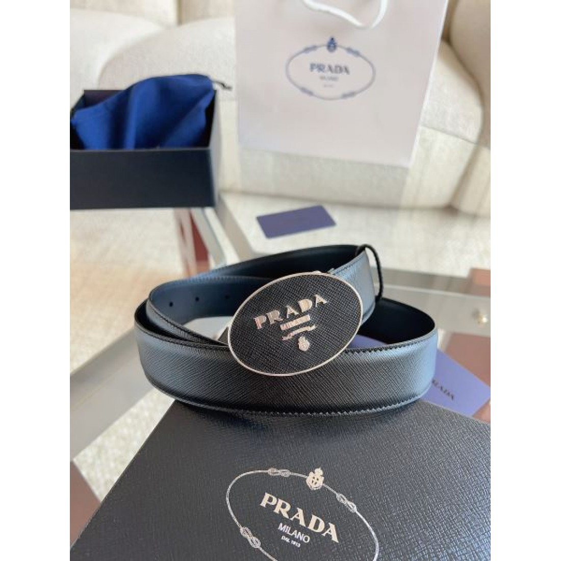 サフィアーノ調 Prada プラダ コピー ベルト ブラック型押しレザー ラウンドロゴバックル マット質感 スマートな印象 メンズ定番