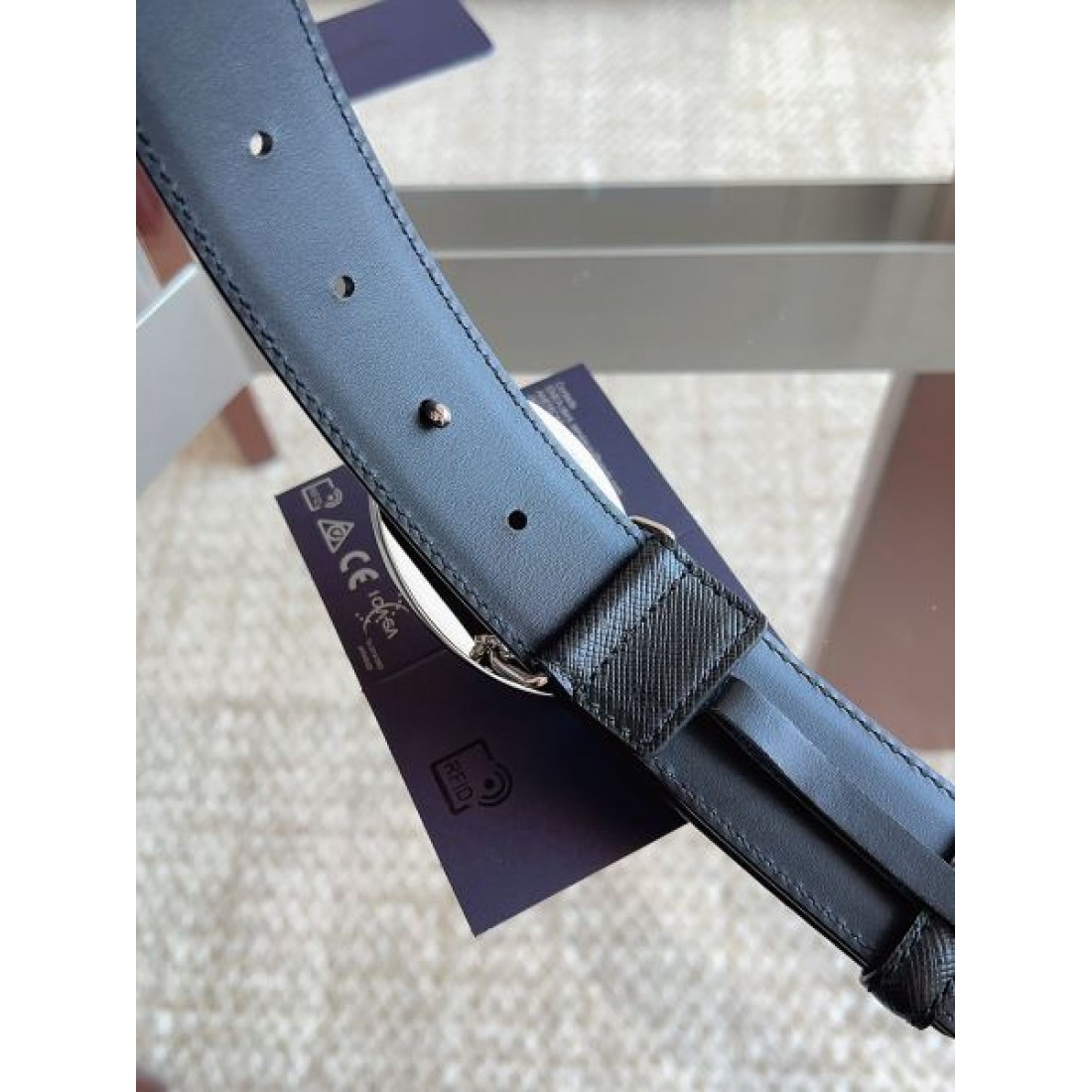 サフィアーノ調 Prada プラダ コピー ベルト ブラック型押しレザー ラウンドロゴバックル マット質感 スマートな印象 メンズ定番