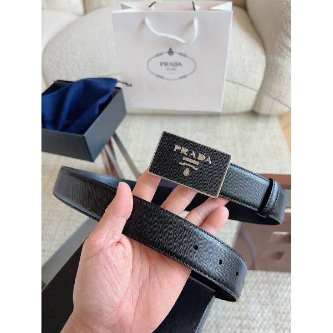 シャープ輪郭 Prada プラダ コピー ベルト ブラックレザー 細かなエンボス加工 サークルメタルバックル ロゴ刻印 都会的スタイル