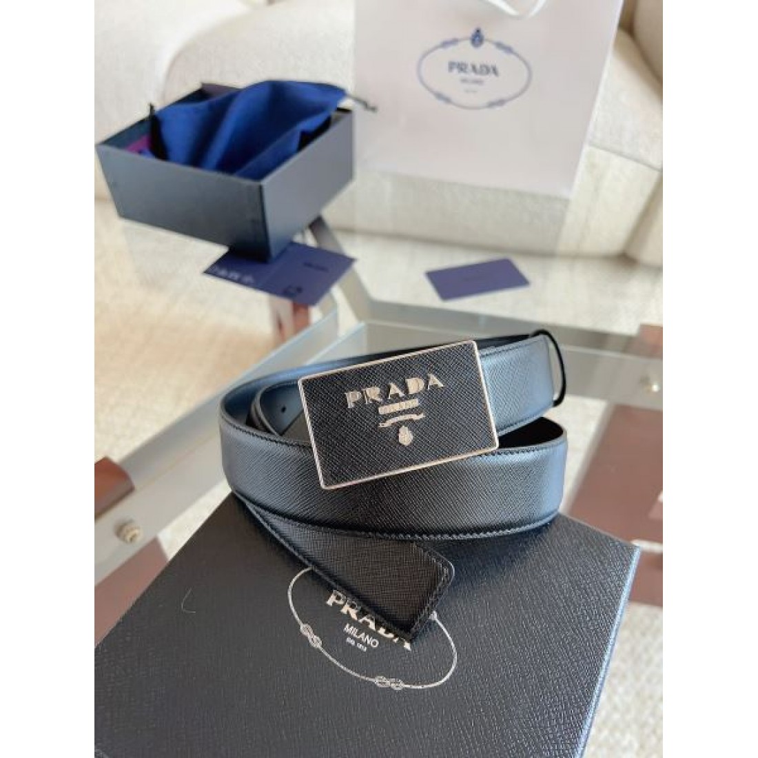 シャープ輪郭 Prada プラダ コピー ベルト ブラックレザー 細かなエンボス加工 サークルメタルバックル ロゴ刻印 都会的スタイル