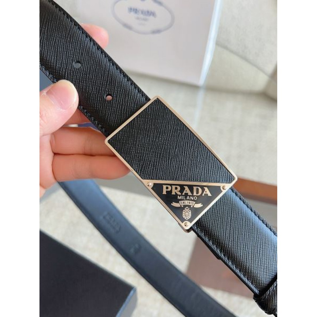 シャープ輪郭 Prada プラダ コピー ベルト ブラックレザー 細かなエンボス加工 サークルメタルバックル ロゴ刻印 都会的スタイル